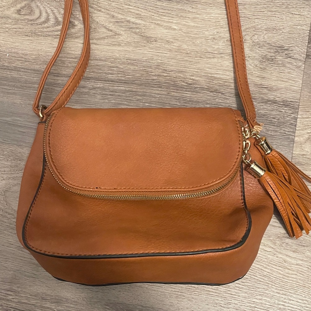 Elegant Tan Leather Shoulder Bag